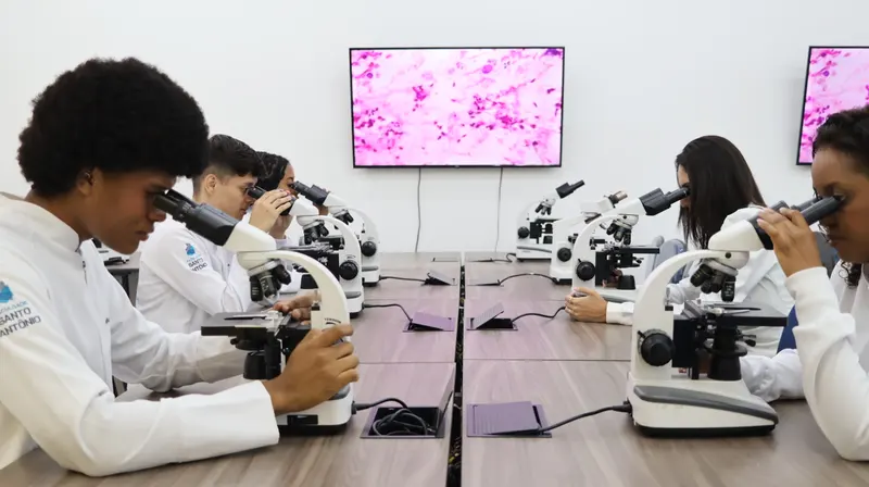 Microscópios e bancadas nos ambientes da FSA.